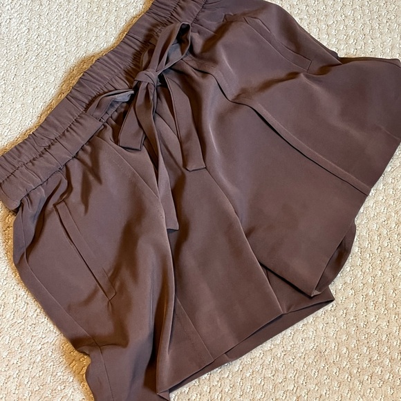 Dynamite “paper bag” style dress shorts with tie - Picture 4 of 4